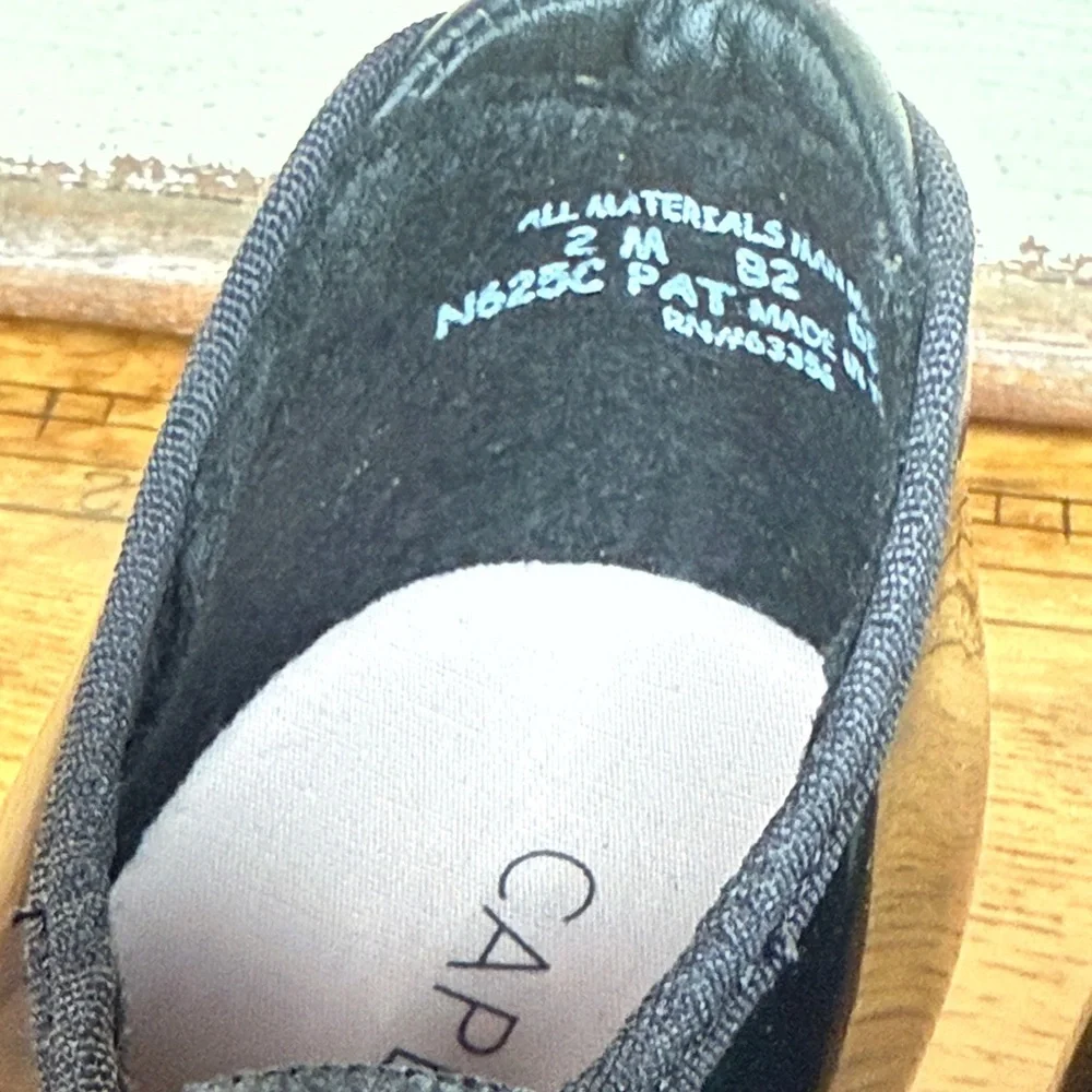Capezio detail size left